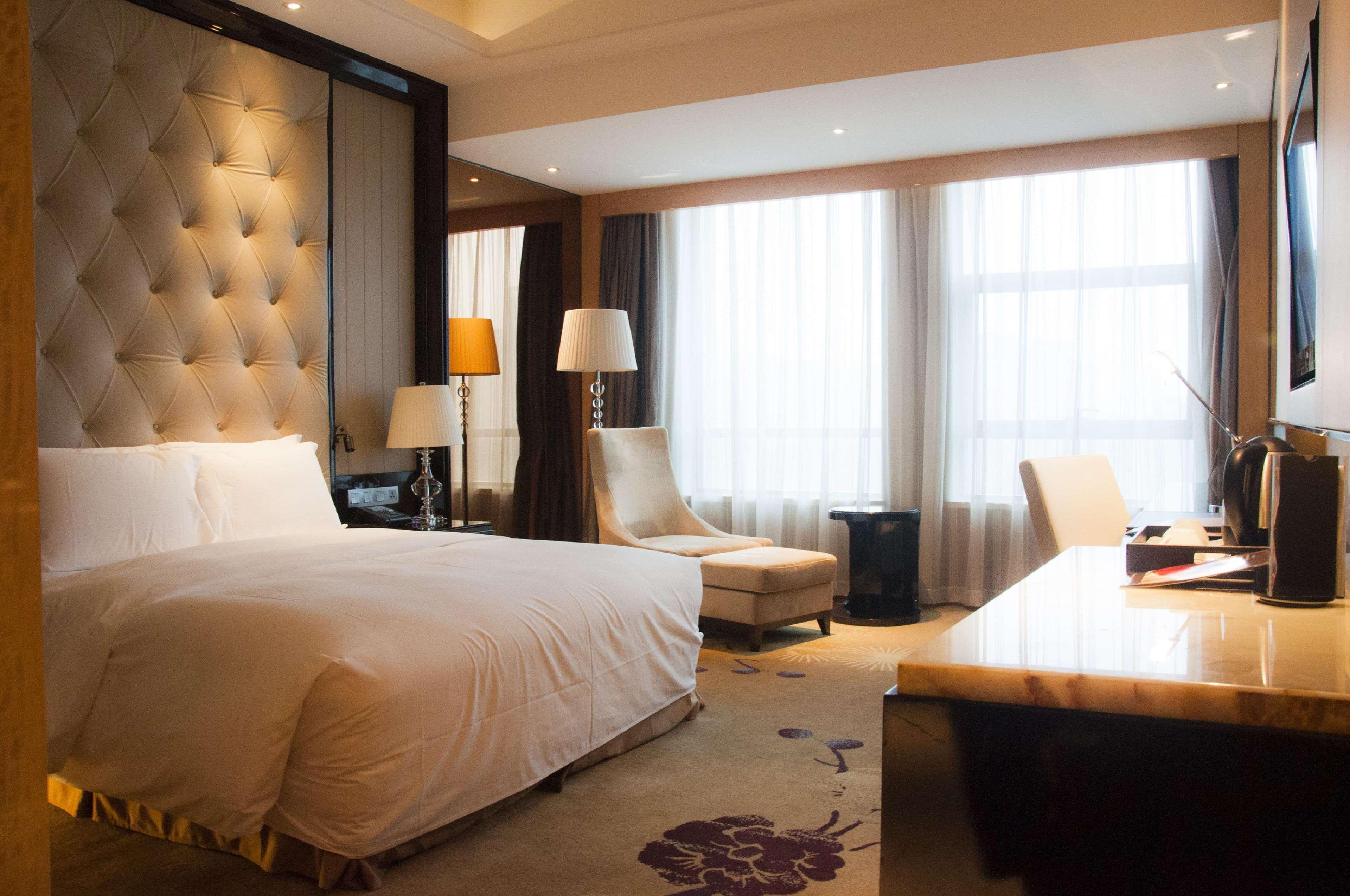 Отель Hilton Nanjing Нанкин Экстерьер фото